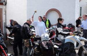 Mit Gottes Segen in die neue Saison Biker >>>Motorrad- und Rollersegnung in Heidesheim