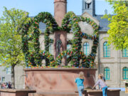 4000 Eier für den Frühling in Nieder-Ingelheim Landfrauen stiften Gemeinschaft am Osterbrunnen