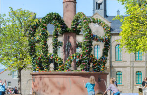 4000 Eier für den Frühling in Nieder-Ingelheim Landfrauen stiften Gemeinschaft am Osterbrunnen