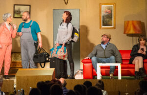 Chaos in der Villa – Hauptsache, keiner muss ins Heim! Theaterfreunde Lörzweiler erheiterten mit „Alles ok in Annas WG“