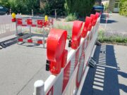 Fahrbahnabsenkung vor Kinder- und Familienzentrum Schulstraße