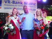 Nina I. regiert in Mainz-Gonsenheim Inthronisierung >>>Die Krönung der neuen Erdbeerkönigin war ein Highlight des Erdbeerfestes