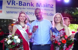 Nina I. regiert in Mainz-Gonsenheim Inthronisierung >>>Die Krönung der neuen Erdbeerkönigin war ein Highlight des Erdbeerfestes