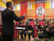 „Singing in the Rain“ bei strahlendem Sonnenschein Kultur >>>Frühlingskonzert des Orchesters der Freiwilligen Feuerwehr Gonsenheim in voll besetzter Turnhalle