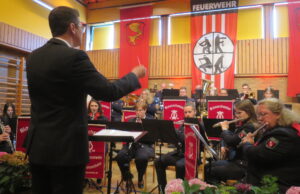 „Singing in the Rain“ bei strahlendem Sonnenschein Kultur >>>Frühlingskonzert des Orchesters der Freiwilligen Feuerwehr Gonsenheim in voll besetzter Turnhalle