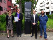 Das Schreckliche darf nicht in Vergessenheit geraten Neue Gedenkstele am Stadtteiltreff erinnert an furchtbare Kriegsverbrechen