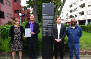 Das Schreckliche darf nicht in Vergessenheit geraten Neue Gedenkstele am Stadtteiltreff erinnert an furchtbare Kriegsverbrechen