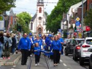 Nina I. fuhr in der Kutsche vor Erdbeerfest >>>Gelungener Festumzug durch die Breite Straße