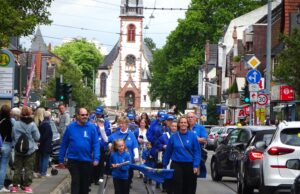 Nina I. fuhr in der Kutsche vor Erdbeerfest >>>Gelungener Festumzug durch die Breite Straße