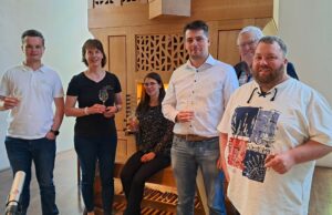 Sechszehntel-Noten spiegeln das Prickeln des Weines wider Weinprobe >>>Benefizveranstaltung „Orgel trifft Wein“ der evangelischen Kirchengemeinde zugunsten der Kinderkrippe vor vollem Haus