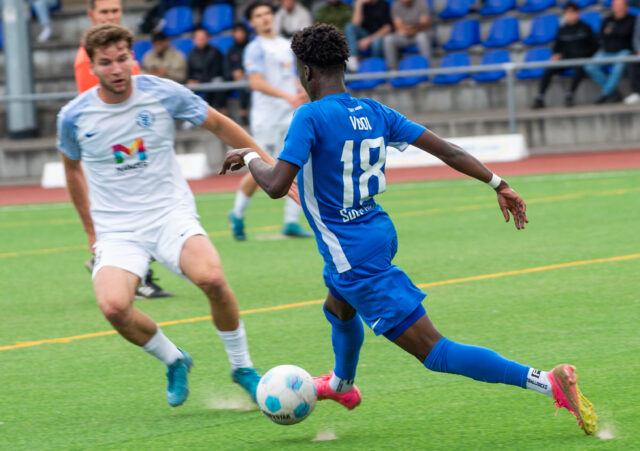 Spielte seit der 25. Minute für den verletzten, Jan Wiltink, und machte das vierte Tor im Spiel: Righteous Vodi (im blauen Trikot,18). Foto: Gregor Starosczyk-Gerlach