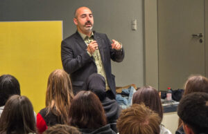 Schülerinnen und Schüler im Gespräch mit dem Bürgermeister