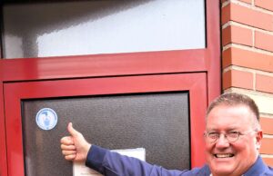 Wasserhahn statt Flasche – ein Zeichen für Nachhaltigkeit im Wasser-Quartier Bretzenheim Ortsvorsteher Manfred Lippold nimmt Urkunde und Siegel für „leitungswasserfreundliche“ Ortsverwaltung entgegen