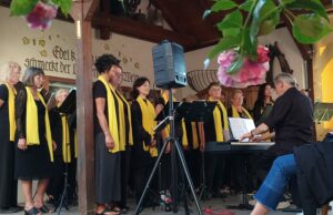 Gospel-Klänge auf dem Laurenziberg Gospelabend >>>Budenheimer Gospelchor begeistert Publikum im Weingut Lich