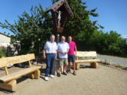 Zwei neue Sitzbänke für Mainz-Finthen Verein „Schöneres Finthen“ und Atrium-Hotel übernahmen die Finanzierung