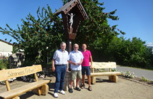 Zwei neue Sitzbänke für Mainz-Finthen Verein „Schöneres Finthen“ und Atrium-Hotel übernahmen die Finanzierung