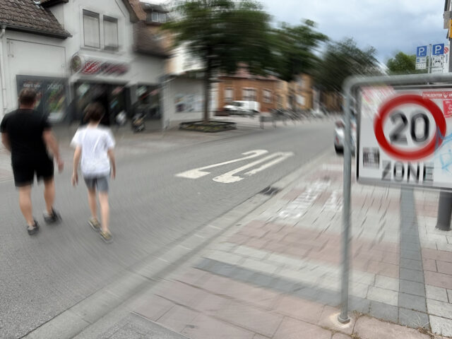 Mombach. Zebrastreifen