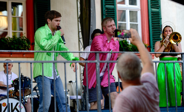 „Wo sind meine Leute da draußen?“ riefen Montytown dem Publikum am Rathaus zu. Foto: Gregor Starosczyk-Gerlach