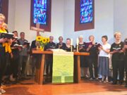 Gemeinsames Singen in verteilten Rollen Beim Benefizkonzert singen und musizieren Chöre und Gemeinde der evangelischen Kirchengemeinde gemeinsam