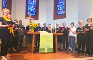 Gemeinsames Singen in verteilten Rollen Beim Benefizkonzert singen und musizieren Chöre und Gemeinde der evangelischen Kirchengemeinde gemeinsam