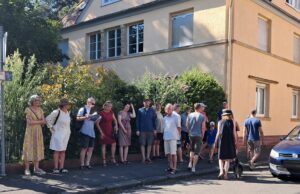 BI und Anwohner fordern erneut Tempo 30 für die Lennebergstraße BI weist bei Ortsbegehung auf Gefahrenpunkte hin und überreicht Unterschriftenliste an Ortsvorsteher Josef Aaron