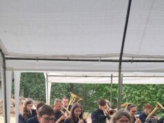 Die Musiker spielen, die Gäste genießen