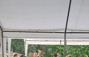 Die Musiker spielen, die Gäste genießen Der Musikverein Marienborn hatte zum Konzert in den Pfarrgarten St. Stephan eingeladen