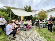 Treffen bringt Menschen zusammen CAFÉ INTERNATIONAL >>>Geflüchtete und Unterstützende vor Ort im Kreuzhof