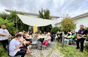 Treffen bringt Menschen zusammen CAFÉ INTERNATIONAL >>>Geflüchtete und Unterstützende vor Ort im Kreuzhof