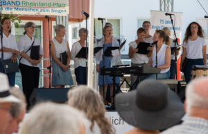 „Die Lust am Singen lebt“ Open-Air-Singen >>>Kreis-Chorverband Mainz feiert verspätetes Jubiläum in Nieder-Olm