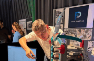 Komfortable Suche nach einem Stellplatz Berufsschulprojekt: Stadtwerke-Auszubildender Dario Greiner hat mit Mitschülern ein smartes Parkhaus gebaut