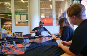 „Ab in den Dungeon!“ Spieleabend in der Stadtbücherei Rüsselsheim lädt zum Mitspielen ein