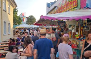 Vier Tage lang feierten die Draiser ihre Kerb auf dem Dorfplatz Vergnügen >>>Buden, ein Karussell, Livemusik und ein ökumenischer Freiluft-Gottesdienst
