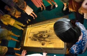 Ein fränkischer Krieger ergänzt die Geschichtsschreibung Archäologie >>>Die Sommerausstellung zum Grab 447 kommt gut an