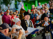 Napoleon landet in Mombach und sorgt für beste Laune Hildegard Bachmann, Hansi Fuchs und Helmut Schlösser (v.l.n.r.) erheiterten das Publikum mit der Napoleon-Posse. Das kurze Theaterstück wird noch zum Ausklang des Mombacher Rheinuferfestes gezeigt. Foto: Gregor Starosczyk-Gerlach