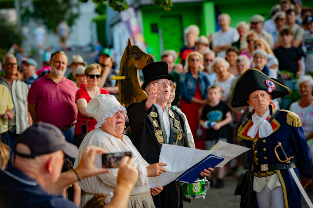 Hildegard Bachmann, Hansi Fuchs und Helmut Schlösser (v.l.n.r.) erheiterten das Publikum mit der Napoleon-Posse. Das kurze Theaterstück wird noch zum Ausklang des Mombacher Rheinuferfestes gezeigt. Foto: Gregor Starosczyk-Gerlach
