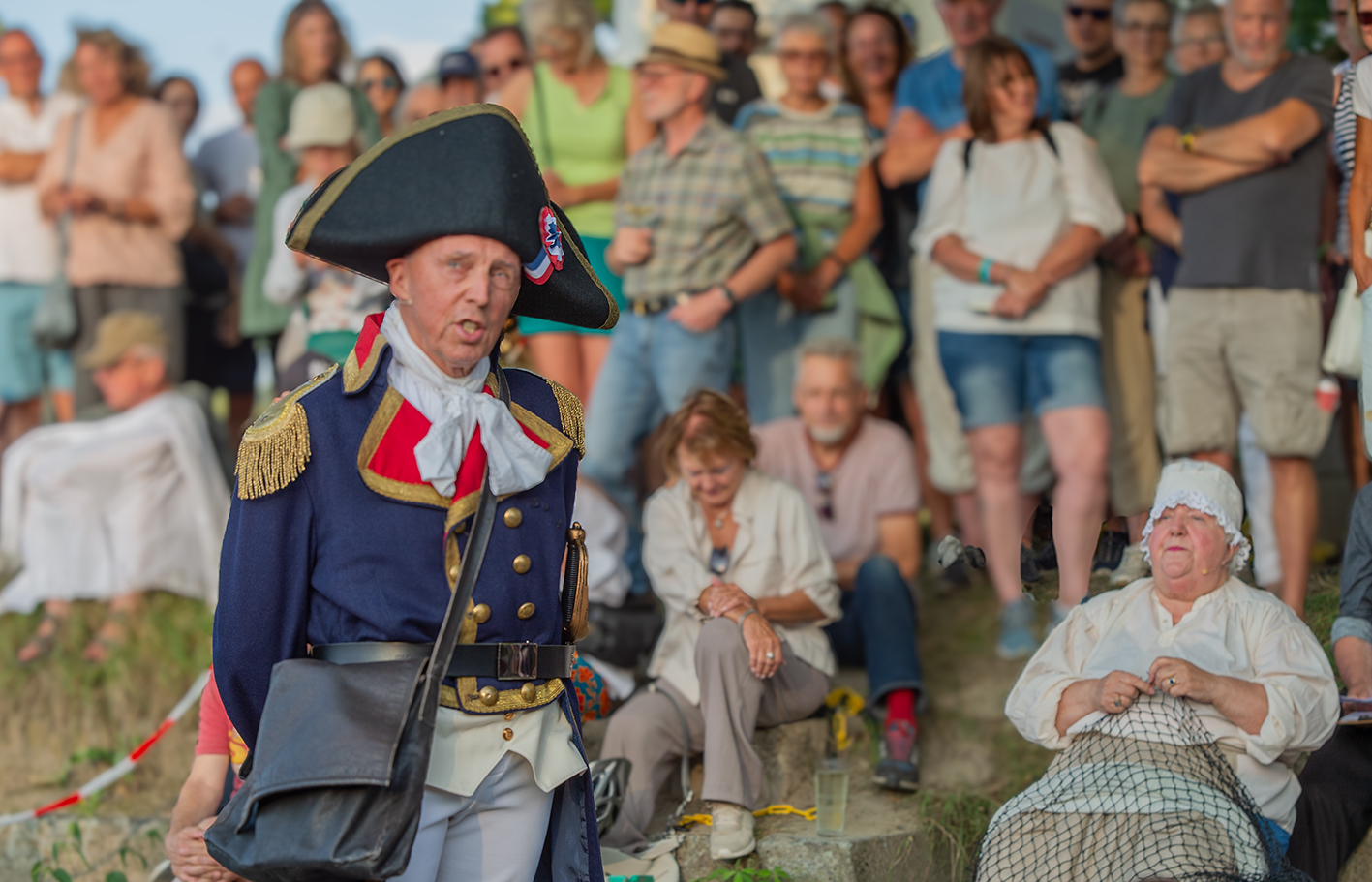 "Jedenfalls habe ich mich vor einer knappen Woche auf den Rückweg gemacht: Dresden .... Weimar .... Kastel..." und in Mombach ist Napoleon (Helmut Schlösser) an Land gegangen. Foto: Gregor Starosczyk-Gerlach 