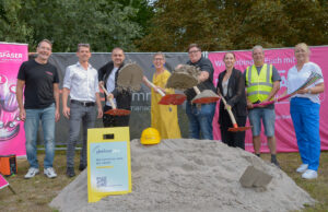 Temporeicher Startschuss für den Glasfaserausbau in Oppenheim Spatenstich >>>Ein erster Abschnitt von 500 Metern bereits verlegt