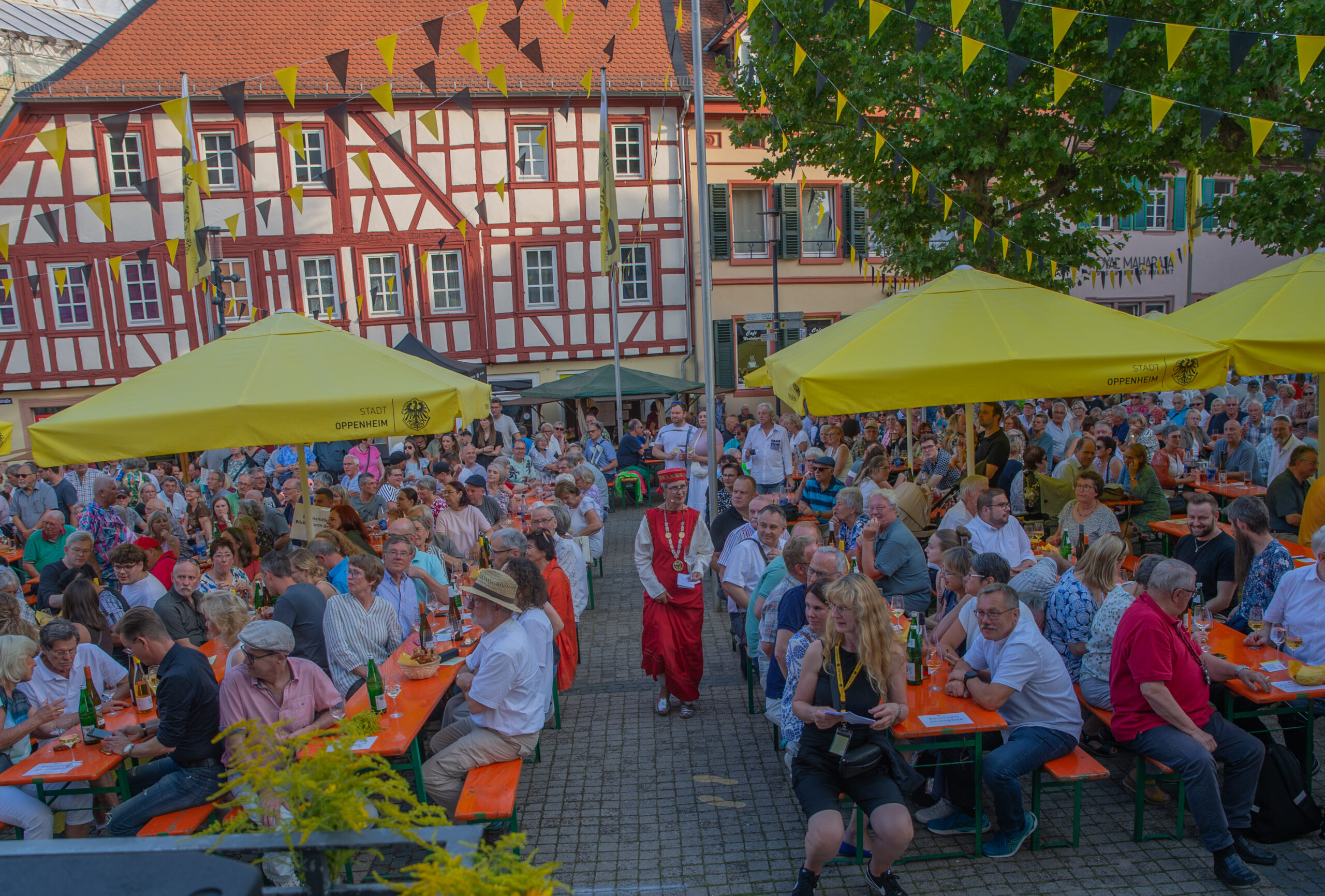 Das Weinfest in Oppenheim garniert historische Erinnerung mit Genuss. Foto: Gregor Starosczyk-Gerlach