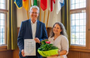 Stadt gratuliert Dimitra Mattheaki zum 25-jährigen Dienstjubiläum