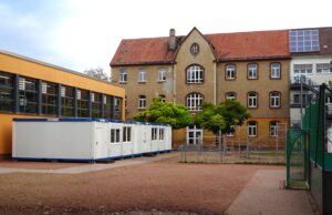 Eltern der HMS gehen auf die Barrikaden Grundschule >>>Baucontainer-Lösung sorgt für viel Unverständnis