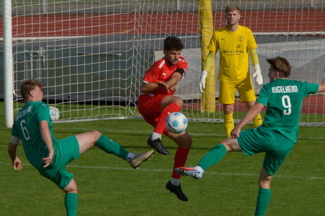 Eine Lehrstunde in Effektivität erteilte der SpVgg Ingelheim (grüne Trikots) die Mannschaft vom FSV  Offenbach. Foto: Gregor Starosczyk-Gerlach