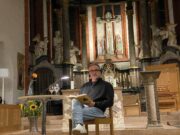 Spannung zwischen Kirchenmauern