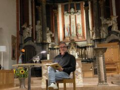 Spannung zwischen Kirchenmauern