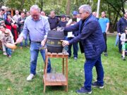 Ortsvorsteher Norbert Riffel griff zum großen Holzhammer Festtage >>>Laubenheimer Kerb lockte vier Tage in den Park