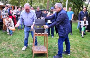 Ortsvorsteher Norbert Riffel griff zum großen Holzhammer Festtage >>>Laubenheimer Kerb lockte vier Tage in den Park