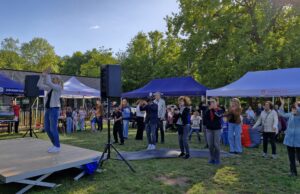 Begegnung und Bewegung am Bürgerhaus Austausch >>>Gäste aller Generationen kamen zur Gartenparty