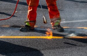 Gemeinde lässt Markierungsarbeiten durchführen