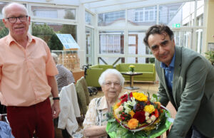 100 Jahre voller Lebensfreude EKBO Adil Oyan gratuliert Anneliese Mensing zum runden Geburtstag