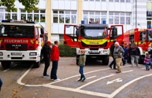 Spektakuläre Löschübung im Schulhof begeisterte die Besucher Freiwillige Feuerwehr Finthen stellte beim Tag der offenen Tür ihre Arbeit vor